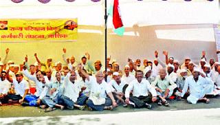 Dare movement of retired ST employees | निवृत्त एसटी कर्मचाऱ्यांचे धरणे आंदोलन Dare movement of retired ST employees | निवृत्त एसटी कर्मचाऱ्यांचे धरणे आंदोलन