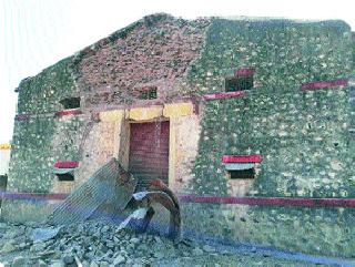 The four youths were seriously injured in the incident | गुदाम कोसळून चौघे युवक गंभीर The four youths were seriously injured in the incident | गुदाम कोसळून चौघे युवक गंभीर