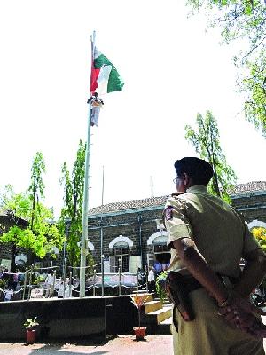 Farmer directly for flagship race! | बैलगाड्यांच्या शर्यतींसाठी शेतकरी थेट ध्वज स्तंभावर !