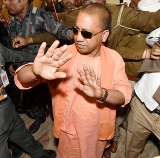 The complaint against the girl's tweet on Twitter, the action of the yuggy | महिला छेडछाडीची ट्विटरवरुन तक्रार, योगींचा धडक कारवाईचा आदेश