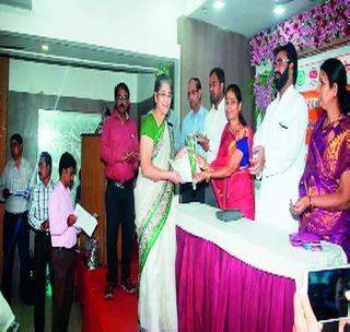 Anandibai Joshi Gaurav Award for distribution! | आनंदीबाई जोशी गौरव पुरस्कारांचे थाटात वितरण! Anandibai Joshi Gaurav Award for distribution! | आनंदीबाई जोशी गौरव पुरस्कारांचे थाटात वितरण!