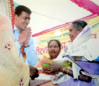 Students of 'Mai' | मुरलीत अनुसया ठरली विद्यार्थ्यांची ‘माय’