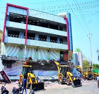 Hammer at the 'Ganapati Plaza' building | ‘गणपती प्लाझा’ इमारतीवर हातोडा Hammer at the 'Ganapati Plaza' building | ‘गणपती प्लाझा’ इमारतीवर हातोडा