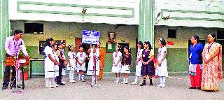 Water consignment message from Bharud | भारुडातून दिला पाणीबचतीचा संदेश