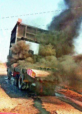 The truck was burnt due to the lightning's touch | विजेच्या तारेचा स्पर्श झाल्याने ट्रक जळून खाक