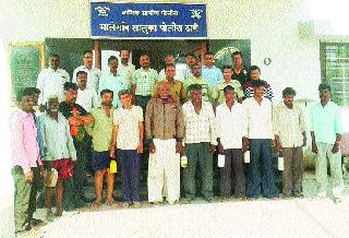 Offense against fifteen people sitting on the open | उघड्यावर शौचास बसणाऱ्या पंधरा जणांविरुद्ध गुन्हा