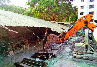 Hammer on unauthorized constructions | अनधिकृत बांधकामांवर हातोडा