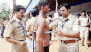 7 thousand 600 applications for 63 seats in Solapur rural police recruitment | सोलापूर ग्रामीण पोलीस भरतीत ६३ जागांसाठी ७ हजार ६०० अर्ज 7 thousand 600 applications for 63 seats in Solapur rural police recruitment | सोलापूर ग्रामीण पोलीस भरतीत ६३ जागांसाठी ७ हजार ६०० अर्ज