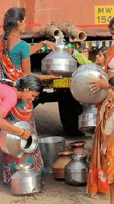 Water supply to tanker tank in Melghat | मेळघाटात टँकरने पाणीपुरवठा Water supply to tanker tank in Melghat | मेळघाटात टँकरने पाणीपुरवठा