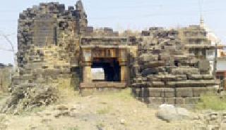 Hemadpanthi Shivamandir Jirnavasthastha of Maregaon | मरेगावातील हेमाडपंथी शिवमंदिर जीर्णावस्थेत