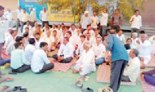Farmers' stance on the next day | दुसऱ्या दिवशीही शेतकऱ्यांचा ठिय्या Farmers' stance on the next day | दुसऱ्या दिवशीही शेतकऱ्यांचा ठिय्या