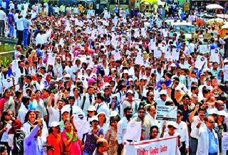 Doctor's property ends after | डॉक्टरांचा संप अखेर मागे Doctor's property ends after | डॉक्टरांचा संप अखेर मागे