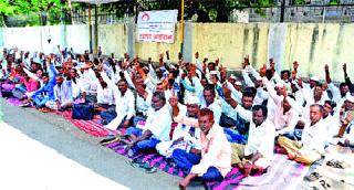 Sub-divisional movement of employees | लघुवेतन कर्मचाऱ्यांचे धरणे आंदोलन Sub-divisional movement of employees | लघुवेतन कर्मचाऱ्यांचे धरणे आंदोलन