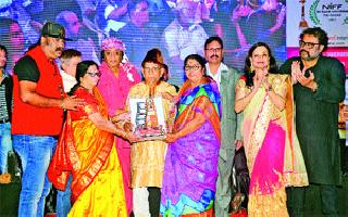 Articles Tandon lifelong | लेख टंडन यांना जीवनगौरव