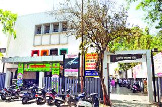 The election decision officers were detained | निवडणूक निर्णय अधिकाऱ्यांचीच कोंडी