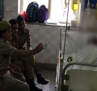 Suspension of police with acid attack victims | अॅसिड पीडितेसोबत सेल्फी काढणा-या पोलिसांचं निलंबन Suspension of police with acid attack victims | अॅसिड पीडितेसोबत सेल्फी काढणा-या पोलिसांचं निलंबन