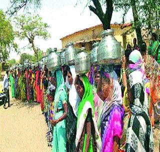 Women's Handa Morcha on Panchayat Samiti | पंचायत समितीवर महिलांचा हंडा मोर्चा Women's Handa Morcha on Panchayat Samiti | पंचायत समितीवर महिलांचा हंडा मोर्चा