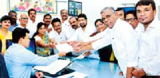 Demand for farmers' debt waiver | शेतकऱ्यांची कर्जमाफी करण्याची राकाँची मागणी Demand for farmers' debt waiver | शेतकऱ्यांची कर्जमाफी करण्याची राकाँची मागणी