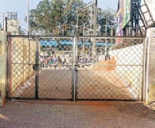 The danger of the life of the railway passengers | रेल्वे प्रवाशांचा जीव धोक्यात