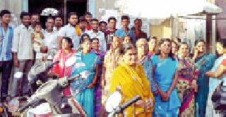 Female aggressor on water question | पाणी प्रश्नावरून महिला आक्रमक Female aggressor on water question | पाणी प्रश्नावरून महिला आक्रमक