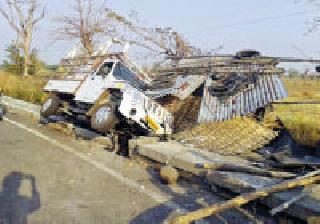 Tempo entered the shop: | टेम्पो दुकानात शिरला :