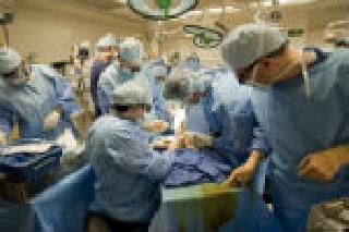 Kidney donation gave her child reincarnation, sorority, successful transplant surgery | किडनी दानातून तिने दिला मुलाला पुनर्जन्मत्र, सोलापूरातील घटना, यशस्वी प्रत्यारोपन शस्त्रक्रिया