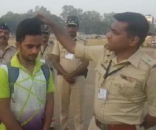 VIDEO - Police recruitment: Candidate wig for raising height wig | VIDEO - पोलीस भरती : उंची वाढविण्यासाठी उमेदवाराने डोक्यावर लावला विग VIDEO - Police recruitment: Candidate wig for raising height wig | VIDEO - पोलीस भरती : उंची वाढविण्यासाठी उमेदवाराने डोक्यावर लावला विग