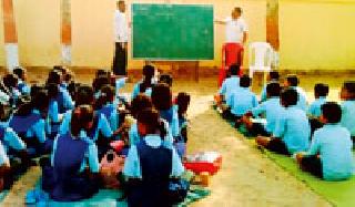 Under the tree filling the school in digital era | डिजिटल जमान्यात शाळा भरते झाडाखाली Under the tree filling the school in digital era | डिजिटल जमान्यात शाळा भरते झाडाखाली