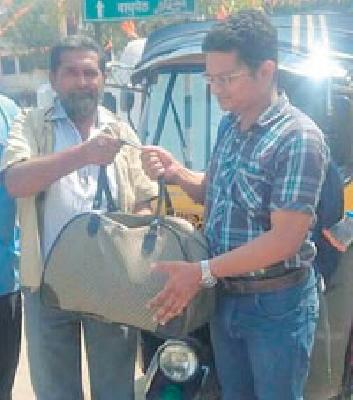 Such honesty of the autorickshaw driver | रिक्षाचालकाचा असाही प्रामाणिकपणा