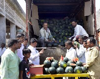 7 kg per kg: Watermelon is cheaper due to increase in arrivals. | सात रुपये किलो : भरमसाठ आवक वाढल्याने टरबूज स्वस्त!