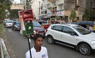 Death of two women a week: 'Signals' | आठवड्यात दोन महिलांचा मृत्यू : नागरिकांनीच उभारले जेहान सर्कलवर ‘सिग्नल’ Death of two women a week: 'Signals' | आठवड्यात दोन महिलांचा मृत्यू : नागरिकांनीच उभारले जेहान सर्कलवर ‘सिग्नल’