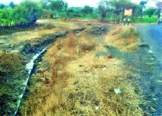 The road leading to Dombivali is closed for traffic | भोरटे शिवारात जाणारा रस्ता रहदारीसाठी बंद