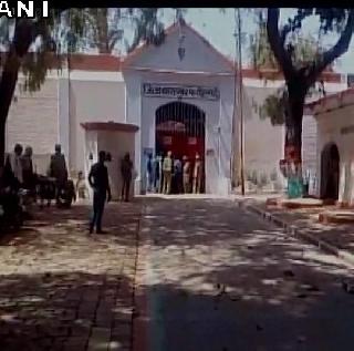 Prisoners imprisoned by police while assaulting police | पोलिसांना मारहाण करत कैद्यांचा जेलवर ताबा Prisoners imprisoned by police while assaulting police | पोलिसांना मारहाण करत कैद्यांचा जेलवर ताबा