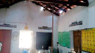 The school stands on the backing of 'Teku' | ‘टेकू’वर उभी आहे शाळेची भिस्त The school stands on the backing of 'Teku' | ‘टेकू’वर उभी आहे शाळेची भिस्त