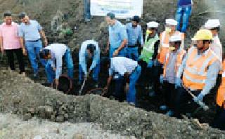 Cleanliness by the authorities .. | अधिकाऱ्यांकडून साफसफाई.. Cleanliness by the authorities .. | अधिकाऱ्यांकडून साफसफाई..