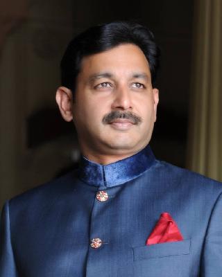 The meeting of the Cabinet for Gadchandhana should be done on Raigad | गडसंवर्धनासाठी कॅबिनेटची बैठक रायगडावर व्हावी The meeting of the Cabinet for Gadchandhana should be done on Raigad | गडसंवर्धनासाठी कॅबिनेटची बैठक रायगडावर व्हावी