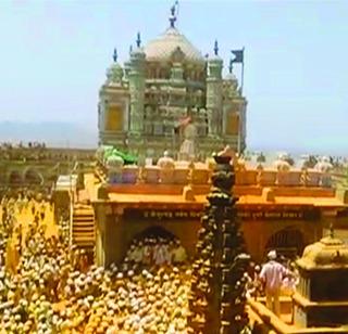 VIDEO - Junkley travels across the Somawati and shouted slogans | VIDEO- जेजुरीत भर सोमवती यात्रा अन्‌ खंडोबाचा जयघोष