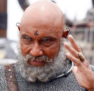 Staggering obstacle in the exhibition of Bahubali 2 | बाहुबली 2 च्या प्रदर्शनात कटप्पाचा अडथळा Staggering obstacle in the exhibition of Bahubali 2 | बाहुबली 2 च्या प्रदर्शनात कटप्पाचा अडथळा