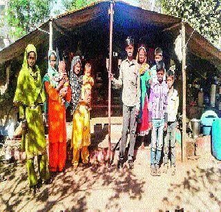 He became a graduate in the sale of herb | जडीबुटीची विक्री करीत तो झाला पदवीधर He became a graduate in the sale of herb | जडीबुटीची विक्री करीत तो झाला पदवीधर