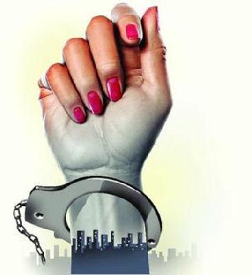 Prosecutors near Phalke Memorial: Police raids | फाळके स्मारकाजवळ वेश्याव्यवसाय : पोलिसांचा छापा Prosecutors near Phalke Memorial: Police raids | फाळके स्मारकाजवळ वेश्याव्यवसाय : पोलिसांचा छापा