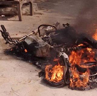 In Mumbai, burnt vehicles, 11 bikes, four-wheelers were burnt | मुंबईत वाहन जळीतकांड, 11 दुचाकी, चारचाकी गाडया जाळल्या In Mumbai, burnt vehicles, 11 bikes, four-wheelers were burnt | मुंबईत वाहन जळीतकांड, 11 दुचाकी, चारचाकी गाडया जाळल्या