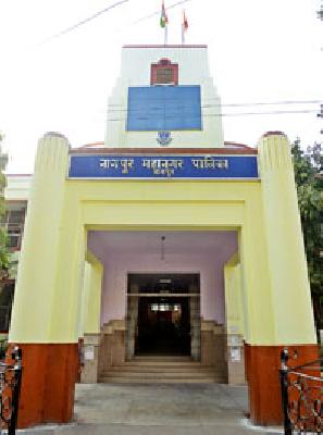 Municipal corporation bureaucrats | अधिकाऱ्यांना महापालिकेचा दणका