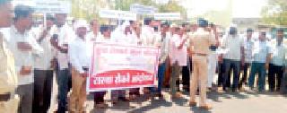 Stop the road to Nair at various questions of farmers | शेतकऱ्यांच्या विविध प्रश्नांवर नेर येथे रास्ता रोको Stop the road to Nair at various questions of farmers | शेतकऱ्यांच्या विविध प्रश्नांवर नेर येथे रास्ता रोको