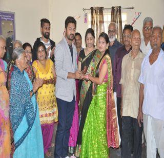 To remember the grandmother in the old age, | आजीची आठवण म्हणून वृद्धाश्रमात साखरपुडा To remember the grandmother in the old age, | आजीची आठवण म्हणून वृद्धाश्रमात साखरपुडा