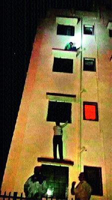 Chaintes hit bangles | चोरट्यांना ठोकल्या बेड्या Chaintes hit bangles | चोरट्यांना ठोकल्या बेड्या