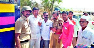 In possession of protest against 'Samrudhi' | ‘समृद्धी’ला विरोध करणारे ताब्यात In possession of protest against 'Samrudhi' | ‘समृद्धी’ला विरोध करणारे ताब्यात