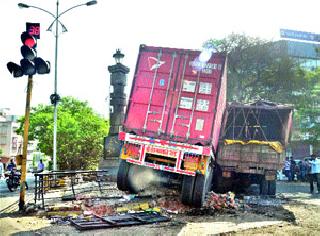 The container rammed into the traffic island | वाहतूक बेटात कंटेनर घुसला