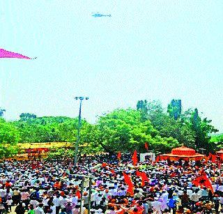 Flowering from the sky, the salacious | आभाळातून पुष्पवर्षाव, मानवंदना