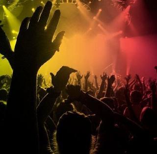 Children of IAS-IPS officers, including drunken barbala | IAS-IPS अधिका-यांच्या मुलांचा दारुपिऊन बारबालांसह धिंगाणा Children of IAS-IPS officers, including drunken barbala | IAS-IPS अधिका-यांच्या मुलांचा दारुपिऊन बारबालांसह धिंगाणा