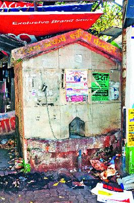 City sinking | शहरातील पाणपोया तहानल्या